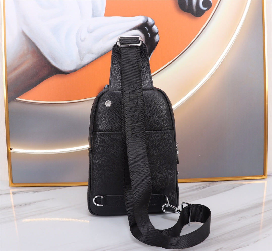 【PRADA 公式 旗艦店】プラダ 胸ポケット当日出荷 好評に付き再入荷！34*17*6CM