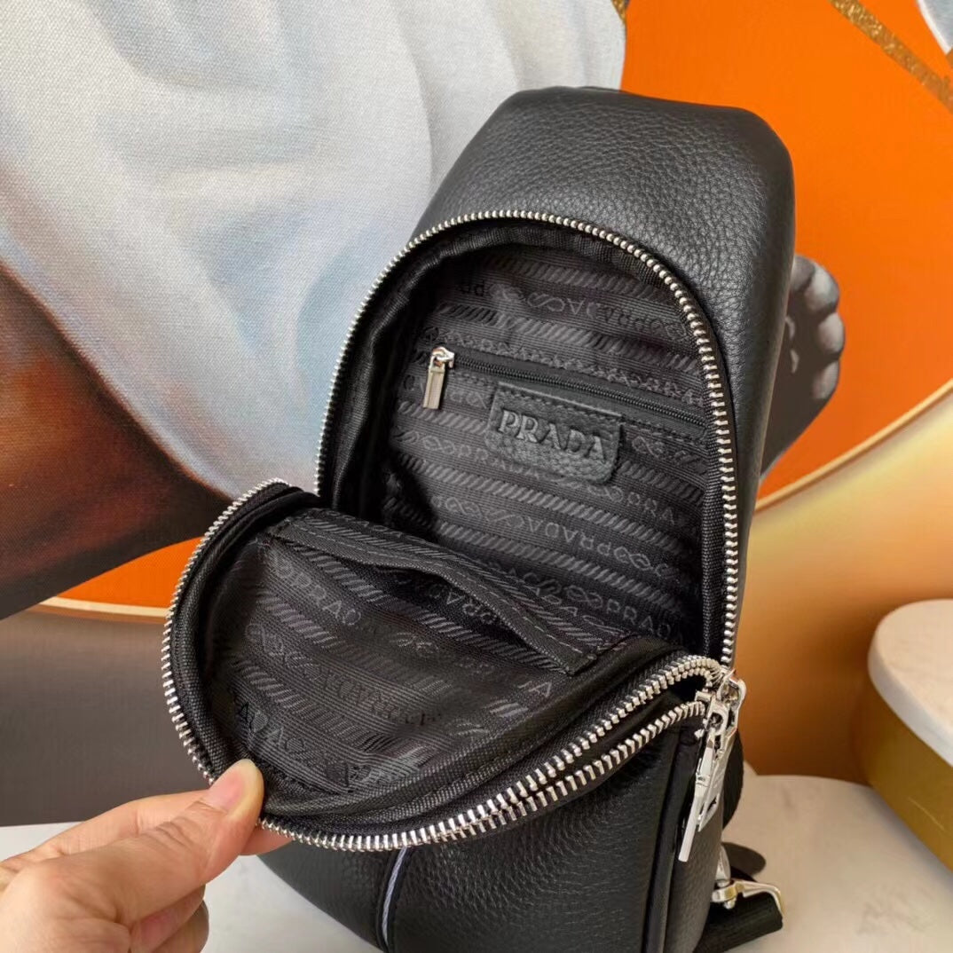 【PRADA 公式 旗艦店】プラダ 胸ポケット当日出荷 好評に付き再入荷！29*17*5.5CM