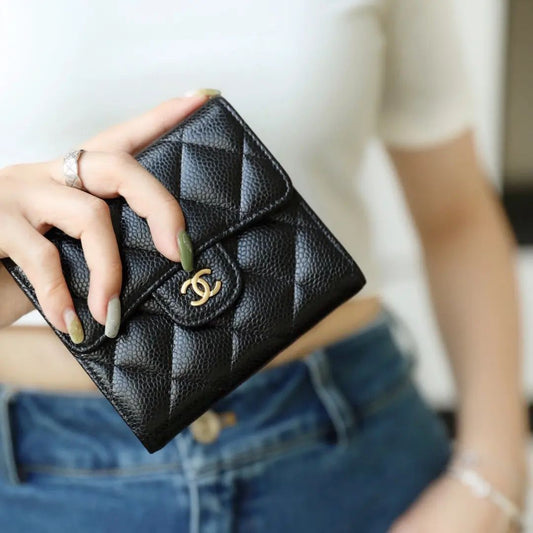 《シルエットとロゴが可愛い♪》CHANEL マトラッセ三つ折り財布