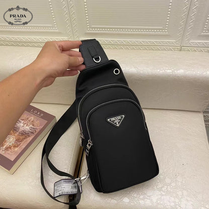 【PRADA 公式 旗艦店】プラダ 胸ポケット当日出荷 好評に付き再入荷！29*17*6.5CM