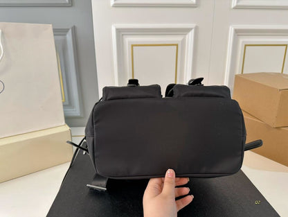 【PRADA 公式 旗艦店】プラダ リュックサック当日出荷 好評に付き再入荷！30*33CM 240719