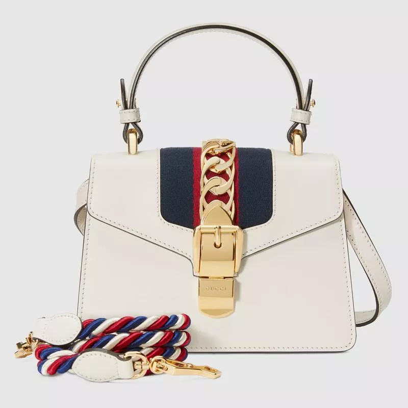 【GUCCI】人気の〔シルヴィ〕レザー ミニバッグ★すぐ届く！