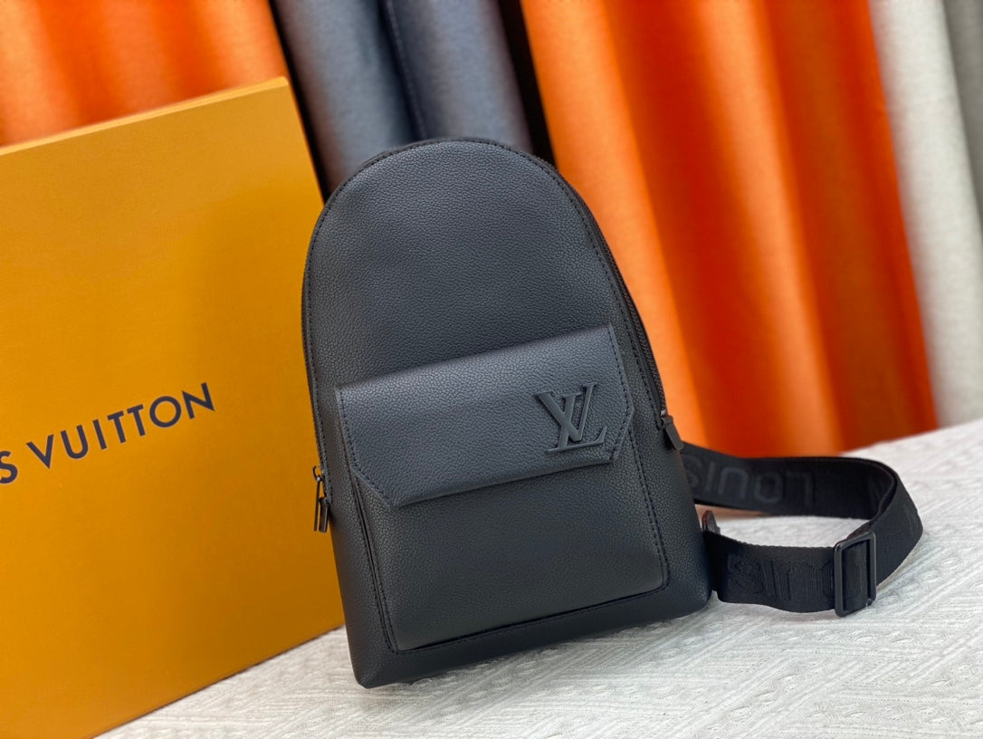Louis Vuitton このパイロット ショルダー バッグは、クラシックなテイクオフ バックパックのデザインを参考にしています M23736 M23765