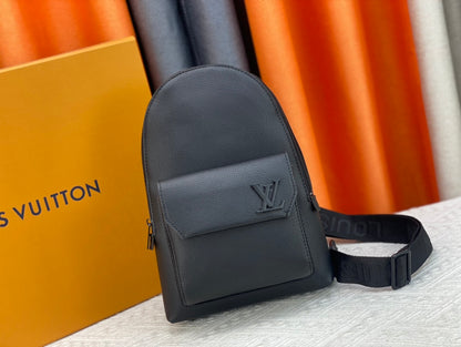 Louis Vuitton このパイロット ショルダー バッグは、クラシックなテイクオフ バックパックのデザインを参考にしています M23736 M23765