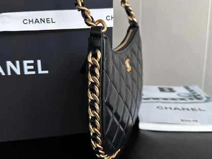 24C/可愛いフォルムで気分上がる★CHANEL ホーボー バッグ