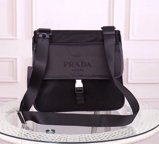 【PRADA 公式 旗艦店】プラダ 斜めがけバッグ 当日出荷 好評に付き再入荷！30*26*6CM