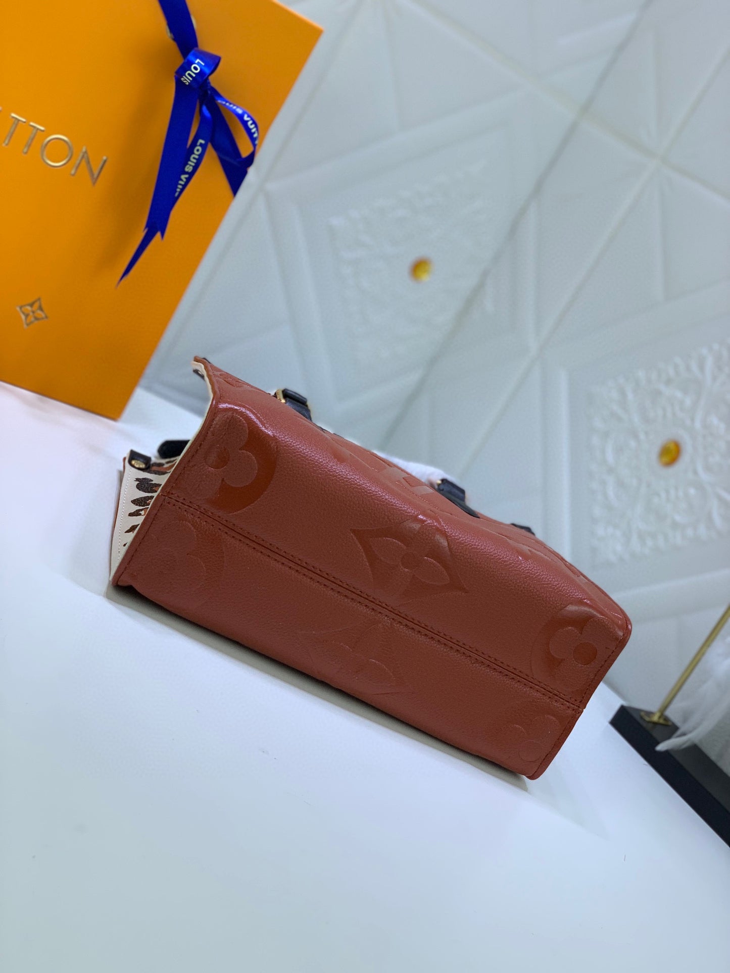 Louis Vuitton(ルイヴィトン)新作モデルが登場【LV CRAFTY ONTHEGO ハンドバッグ】