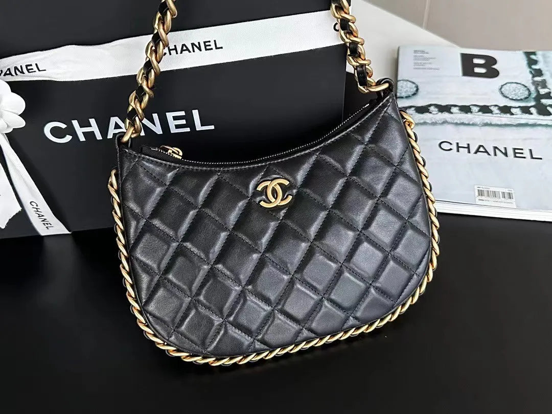 24C/可愛いフォルムで気分上がる★CHANEL ホーボー バッグ