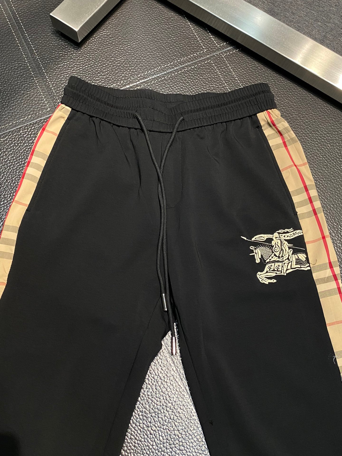 【Burberry 公式 旗艦店】カジュアルパンツ、レギンス