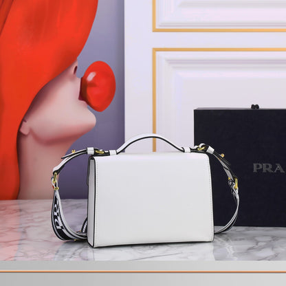 【PRADA 公式旗艦店】プラダ 斜めがけバッグ 当日出荷 好評に付き再入荷！21*14*6.5CM