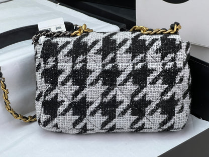 CHANEL 19 HANDBAG AS1161