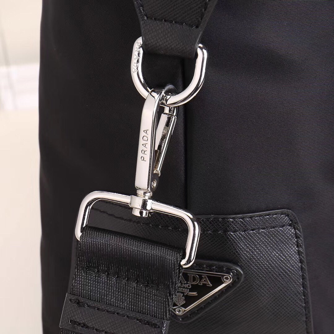 【PRADA 公式 旗艦店】プラダ ブリーフケース 当日出荷 好評に付き再入荷！20*26*20CM