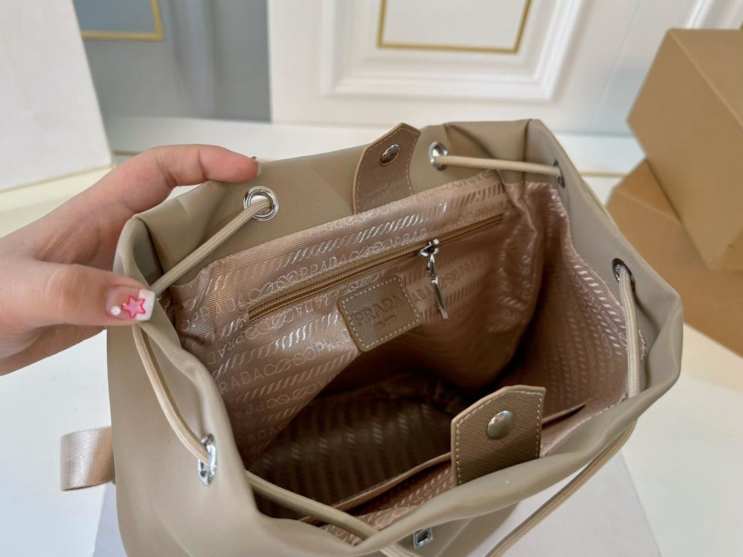 【PRADA 公式 旗艦店】プラダ リュックサック当日出荷 好評に付き再入荷！27*30CM 240719
