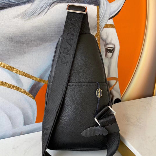 【PRADA 公式 旗艦店】プラダ 胸ポケット当日出荷 好評に付き再入荷！29*20*5CM