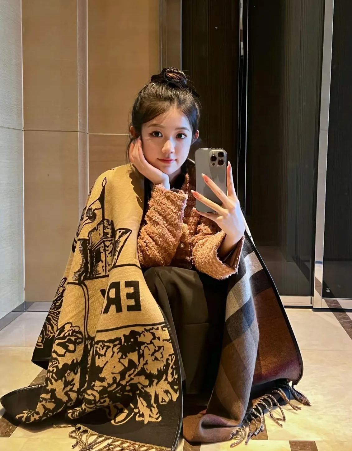 【BURBERRY バーバリー 】バーバリー最新作ナイトウォーホース両面ジャガードショールケープ‼ ️定番中の定番