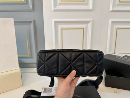 【PRADA 公式 旗艦店】プラダ 斜めがけバッグ 当日出荷 好評に付き再入荷！26*13CM 240719