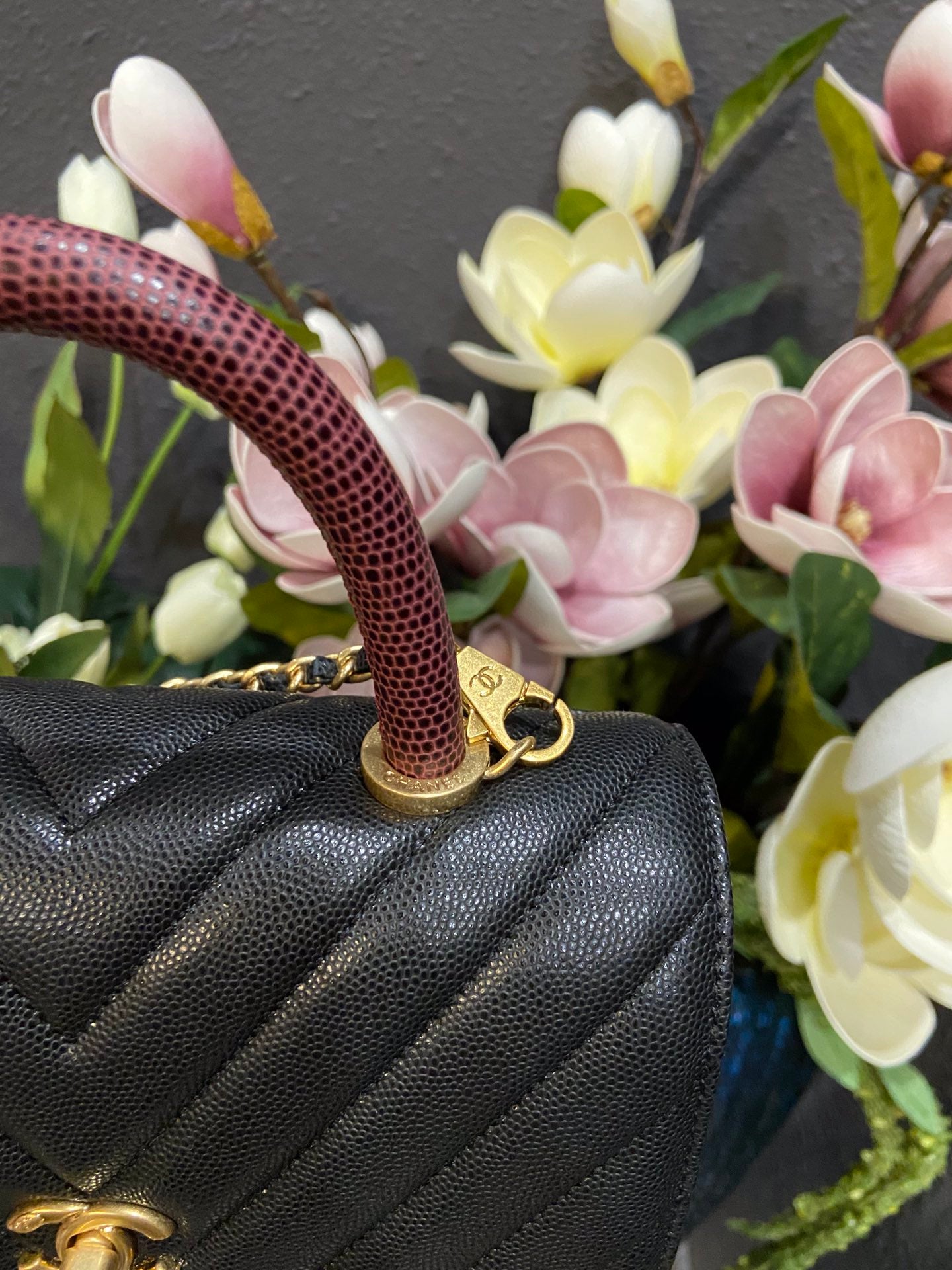 Chanel Cowhide handbag A92990