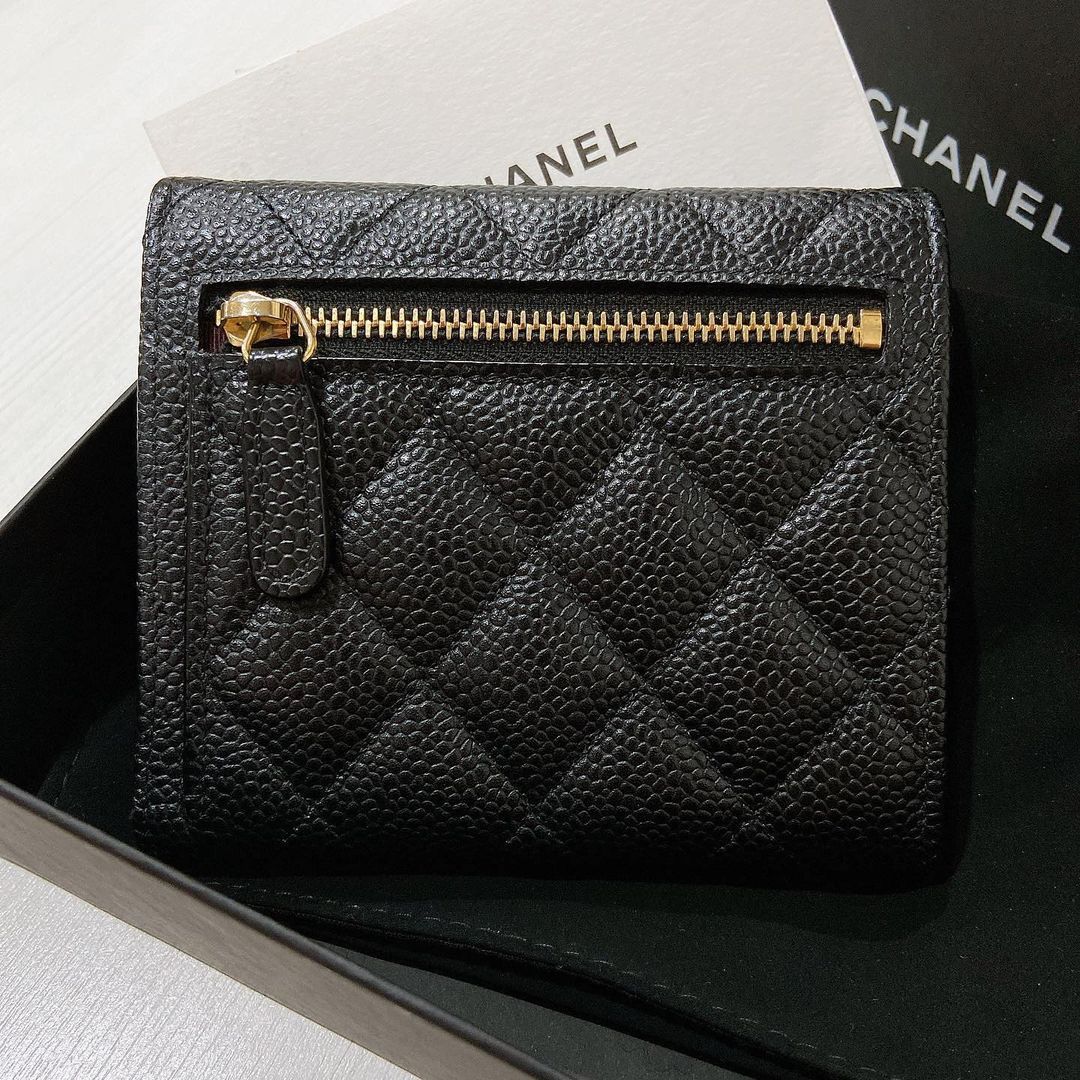 《シルエットとロゴが可愛い♪》CHANEL マトラッセ三つ折り財布