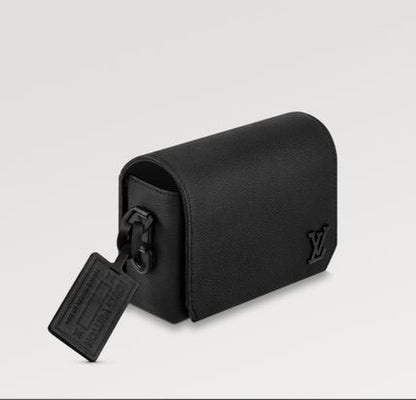 国内即発 LouisVuitton ファストラインウエアラブルウォレット