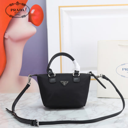 【PRADA 公式 旗艦店】プラダ 斜めがけバッグ 当日出荷 好評に付き再入荷！20*17CM