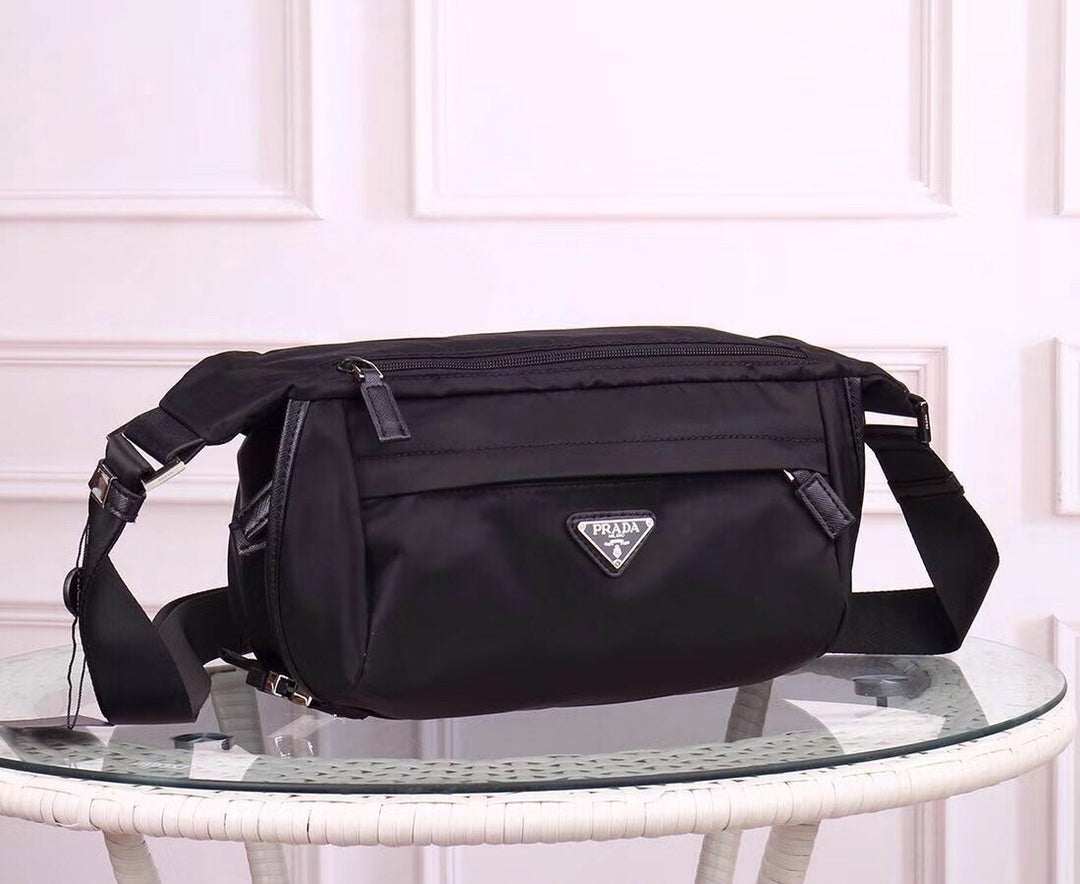 【PRADA 公式 旗艦店】プラダ 斜めがけバッグ 当日出荷 好評に付き再入荷！30*20*5CM