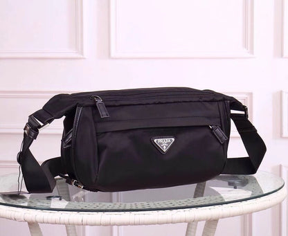 【PRADA 公式 旗艦店】プラダ 斜めがけバッグ 当日出荷 好評に付き再入荷！30*20*5CM