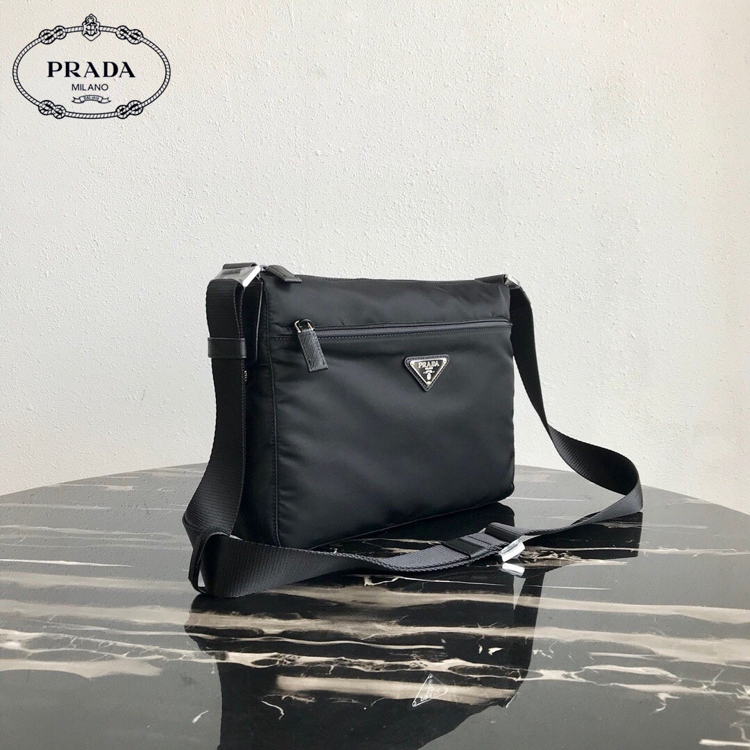 【PRADA 公式 旗艦店】プラダ ショルダーバッグ 当日出荷 好評に付き再入荷！31*23*9CM
