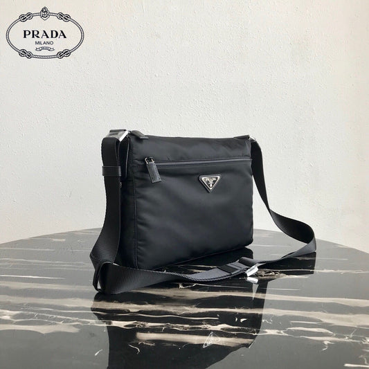 【PRADA 公式 旗艦店】プラダ ショルダーバッグ 当日出荷 好評に付き再入荷！31*23*9CM