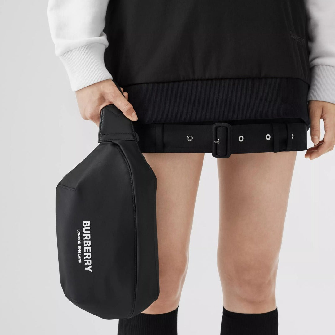 人気【BURBERRY】バーバリー ロゴ ソニー ナイロンバナナバッグ