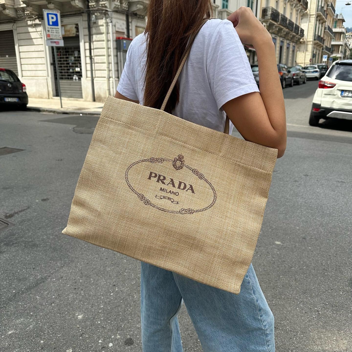 ラフィアとレザー仕上げのプラダ ギフトバッグ