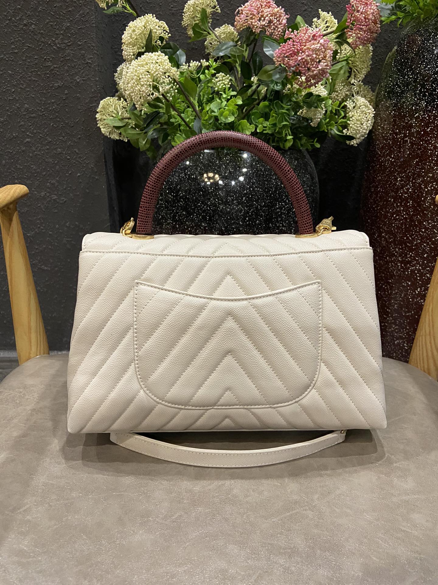 Chanel Cowhide handbag 92991