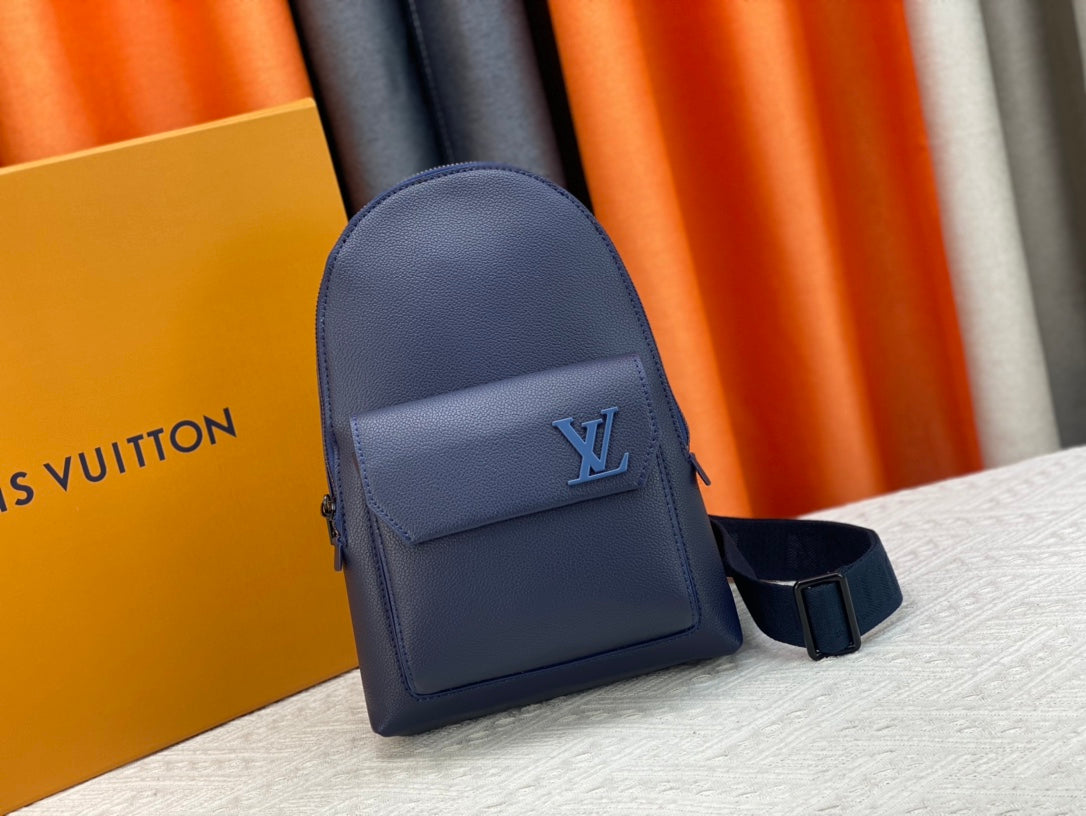 Louis Vuitton このパイロット ショルダー バッグは、クラシックなテイクオフ バックパックのデザインを参考にしています M23736 M23765