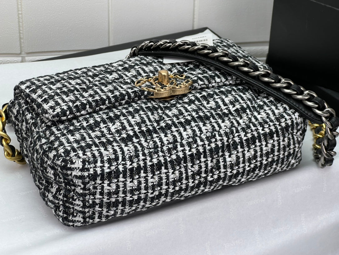 CHANEL 19 HANDBAG AS1161