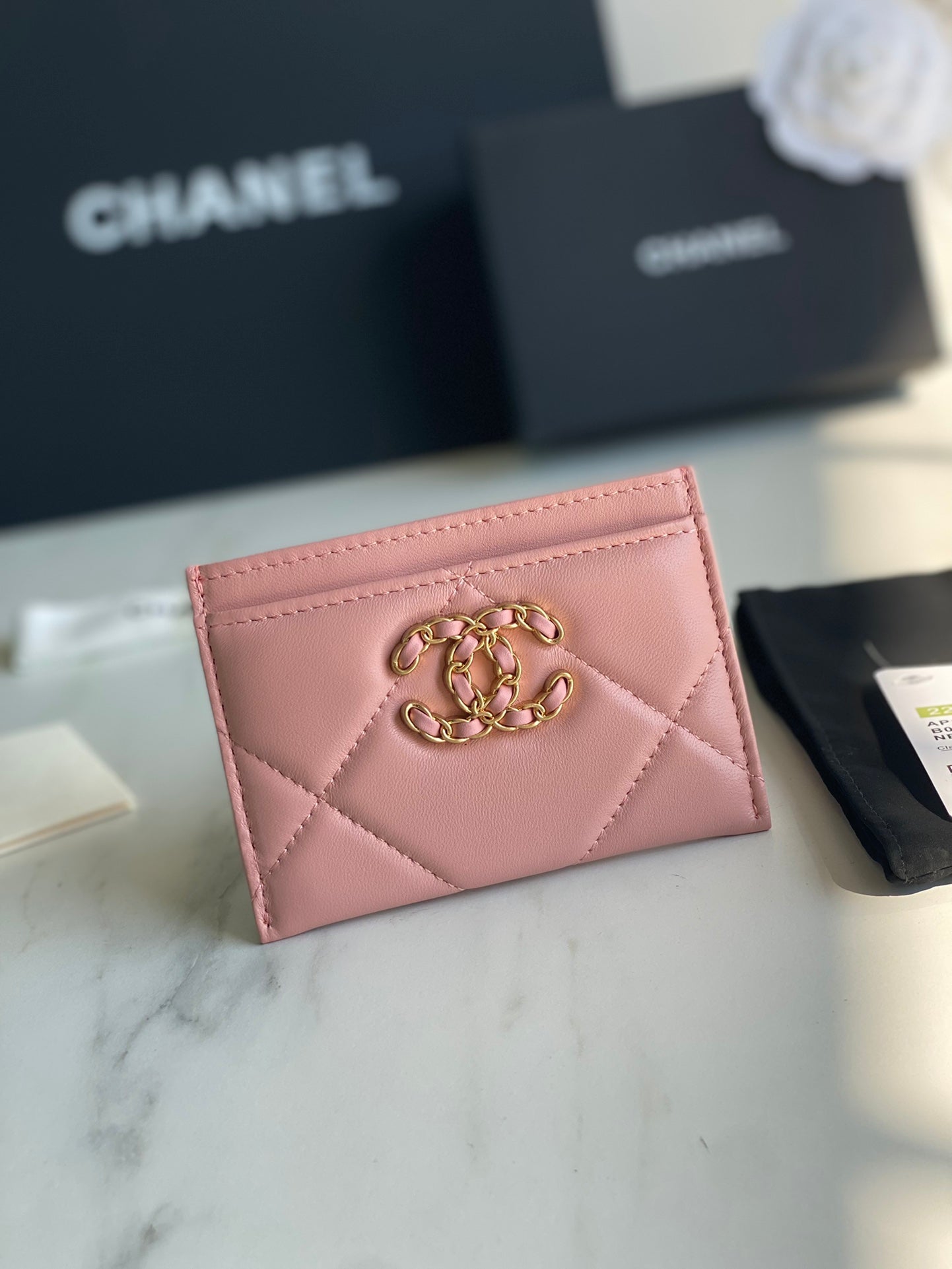 CHANEL 19 CARD HOLDER AP1167