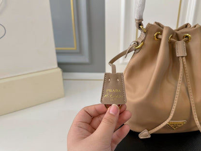 【PRADA 公式 旗艦店】プラダ ハンドバッグ 当日出荷 好評に付き再入荷！16*19CM 240719