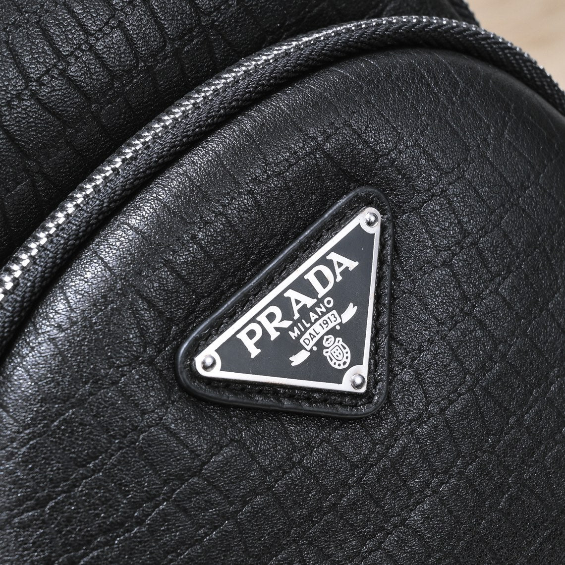【 PRADA 公式旗艦店】プラダ 胸ポケット 当日出荷 好評に付き再入荷！27*18*7CM