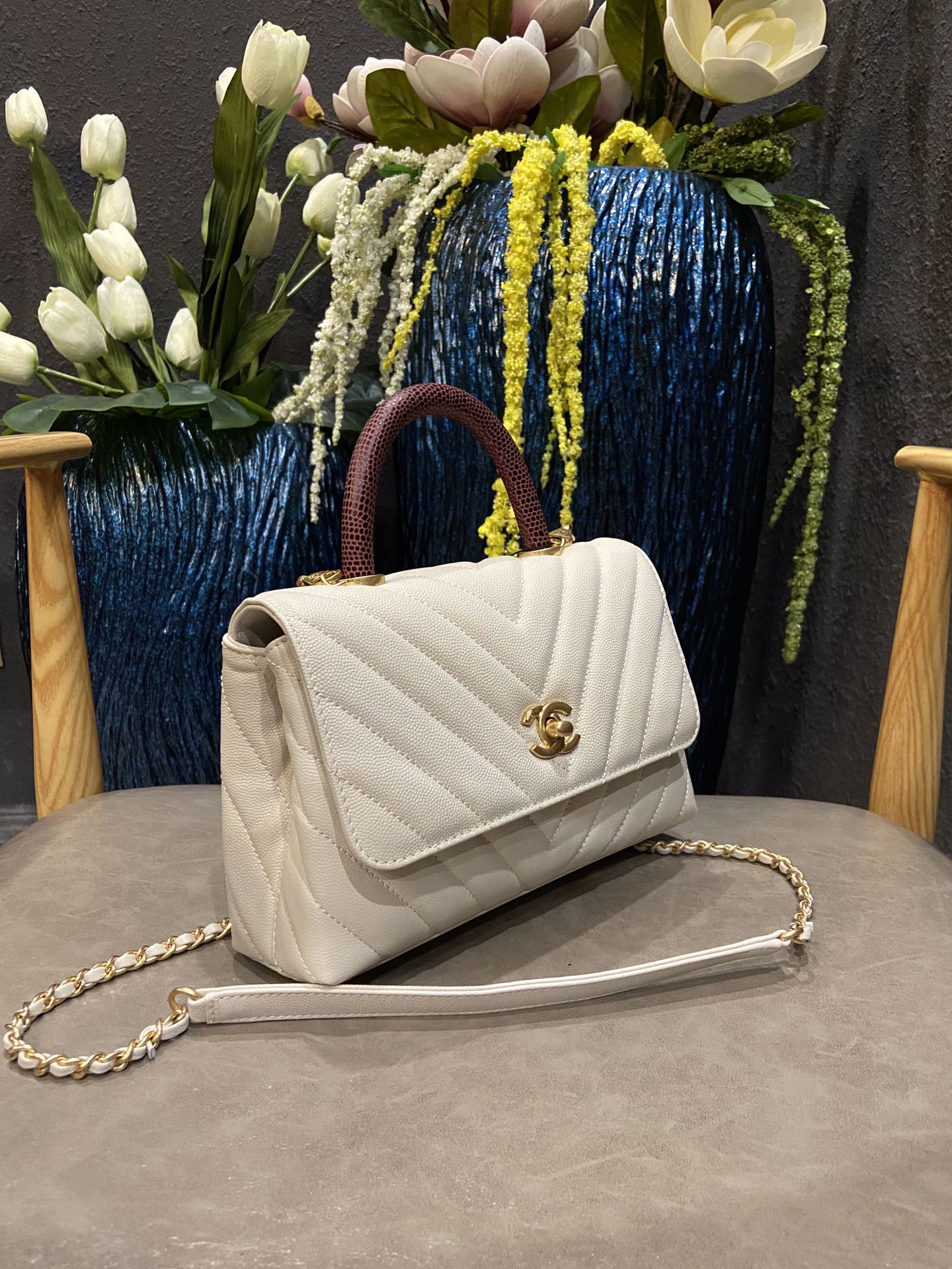 Chanel Cowhide handbag A92990