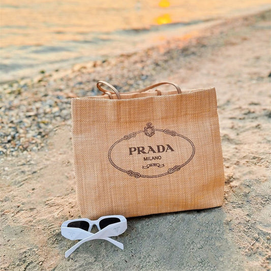 ラフィアとレザー仕上げのプラダ ギフトバッグ