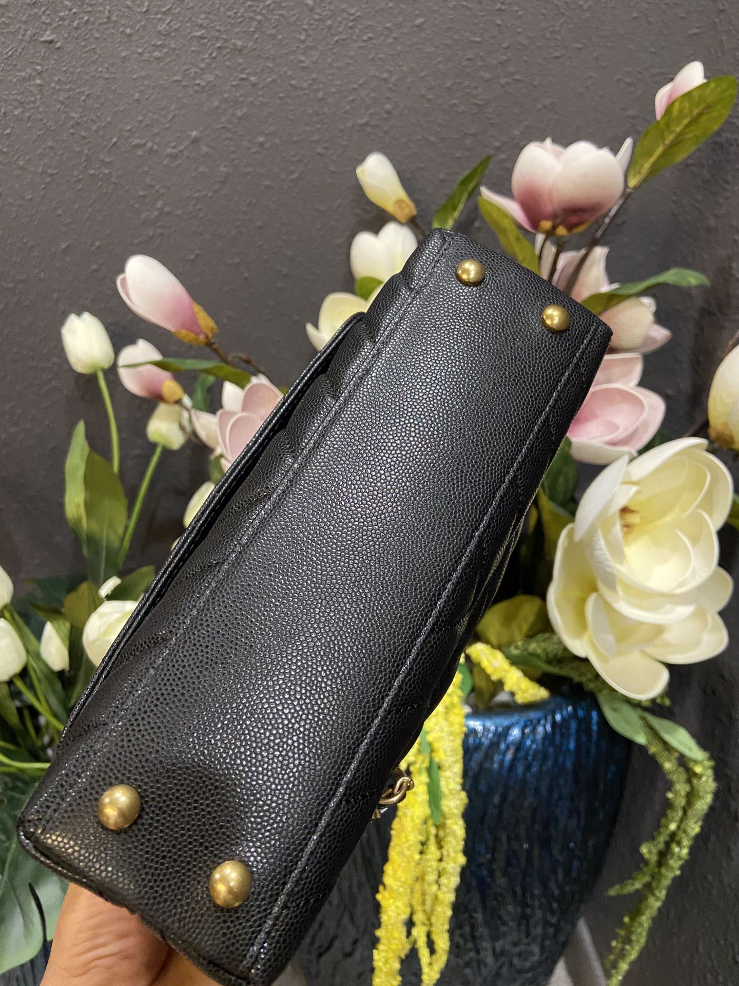 Chanel Cowhide handbag A92990