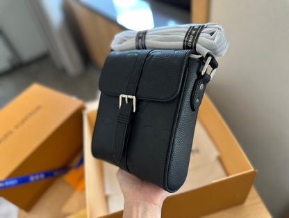 Louis Vuitton　エンベロップ ポーチ　ボディバッグ