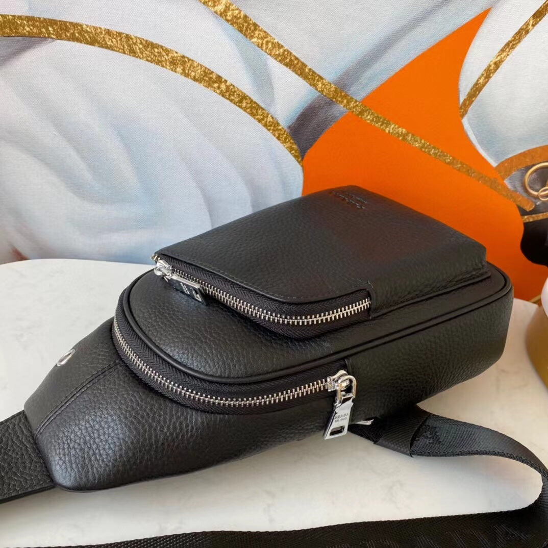 【PRADA 公式 旗艦店】プラダ 胸ポケット当日出荷 好評に付き再入荷！29*20*5CM