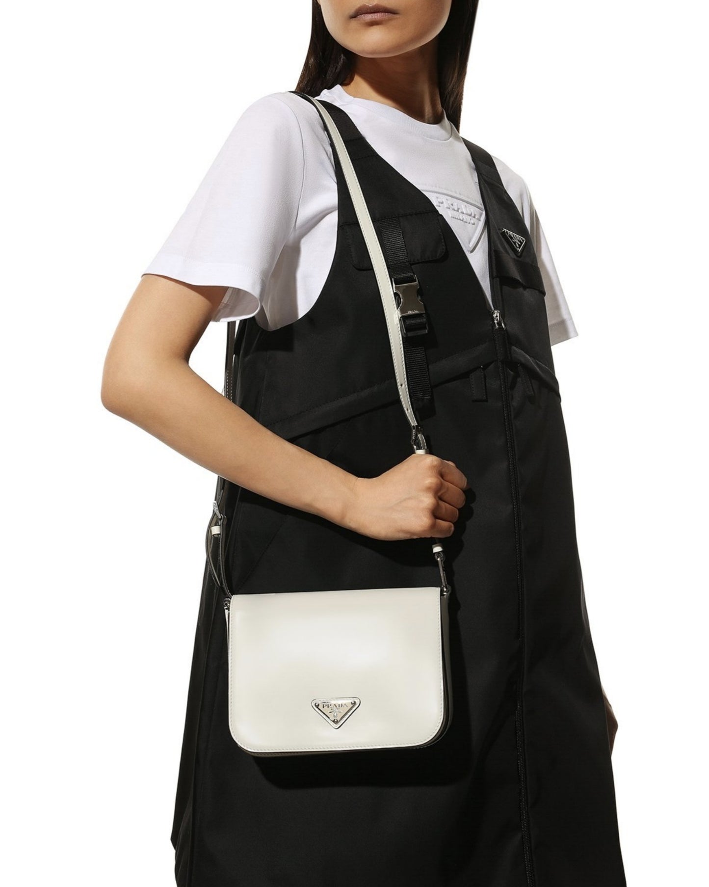 大人気！雑誌「VIVI」に掲載!藤田ニコルの愛用ブランドの新作バッグが掲載されたブラックレザーショルダーバッグ 大人の女性へ