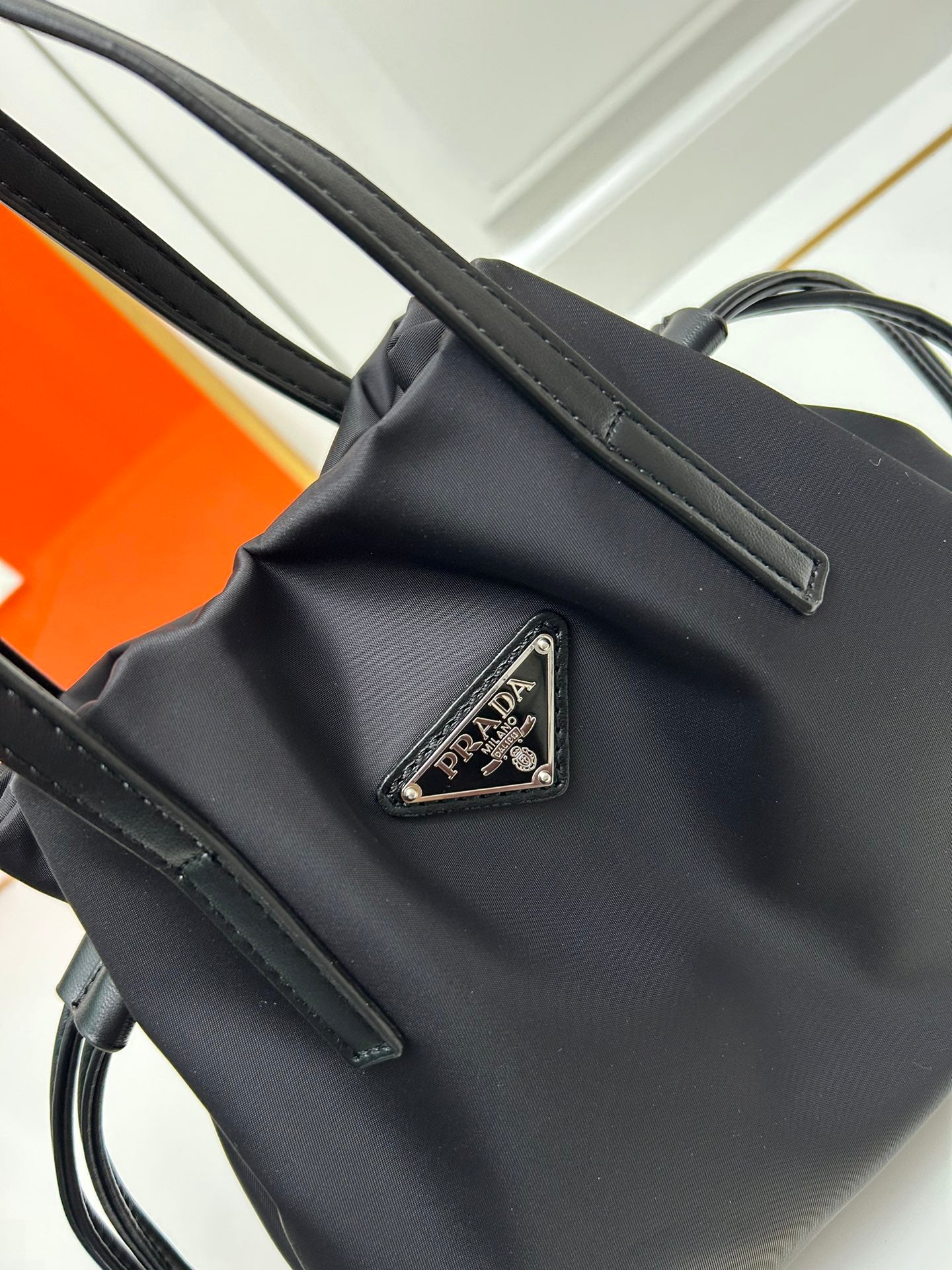 【PRADA 公式旗艦店】プラダ ハンドバッグ 当日出荷 好評に付き再入荷！28*22*8CM
