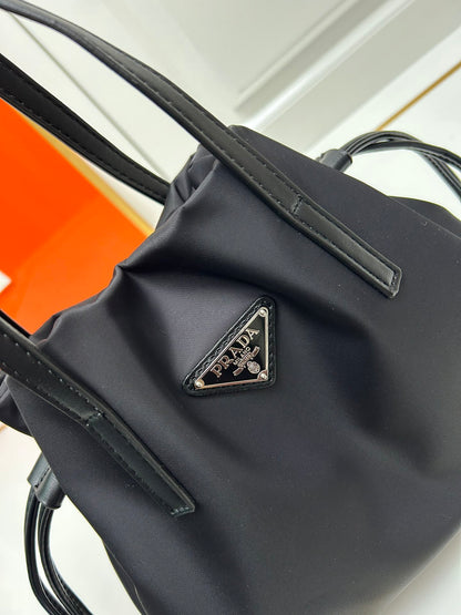 【PRADA 公式旗艦店】プラダ ハンドバッグ 当日出荷 好評に付き再入荷！28*22*8CM