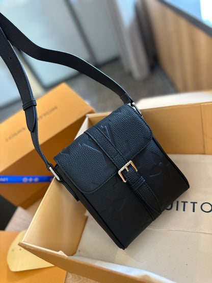 Louis Vuitton　エンベロップ ポーチ　ボディバッグ