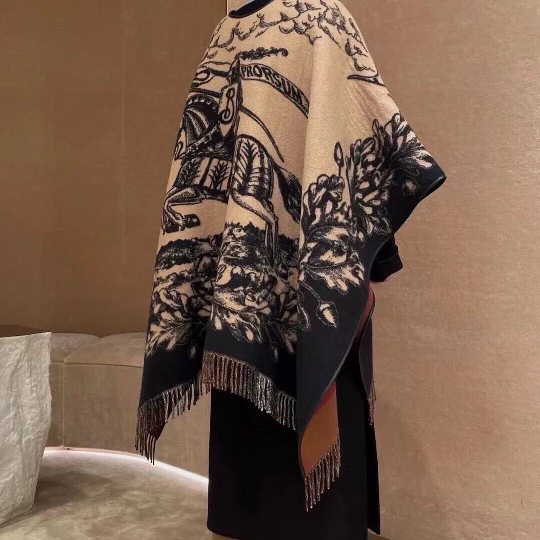 【BURBERRY バーバリー 】バーバリー最新作ナイトウォーホース両面ジャガードショールケープ‼ ️定番中の定番