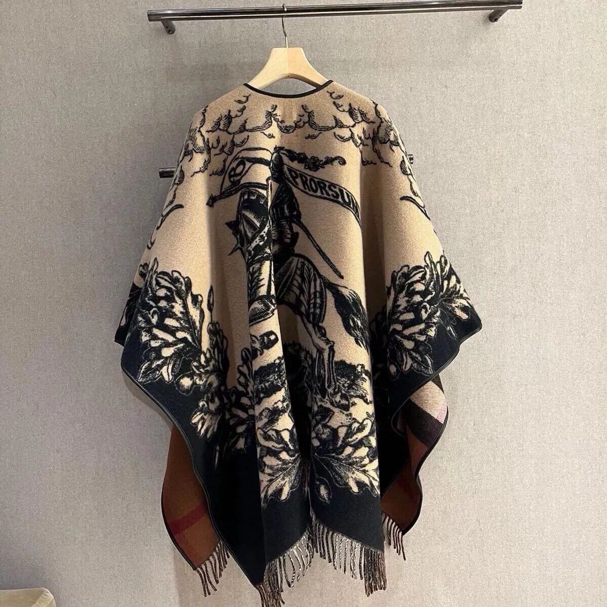 【BURBERRY バーバリー 】バーバリー最新作ナイトウォーホース両面ジャガードショールケープ‼ ️定番中の定番