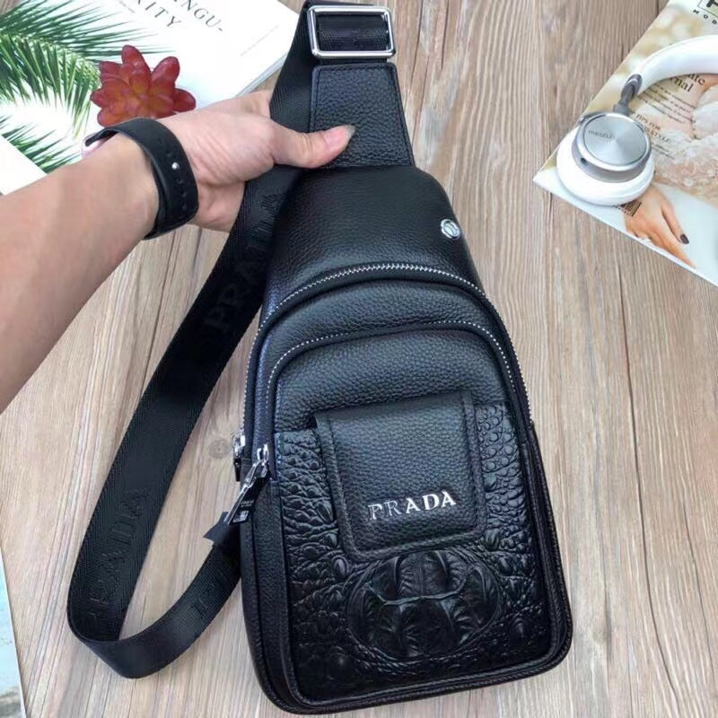 【PRADA 公式 旗艦店】プラダ 胸ポケット当日出荷 好評に付き再入荷！32*18*6CM