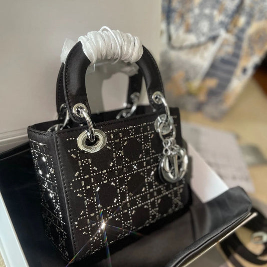 人気の新作 DIOR lady dior三格シルクダイヤモンド折りギフトボックススカーフをプレゼントします