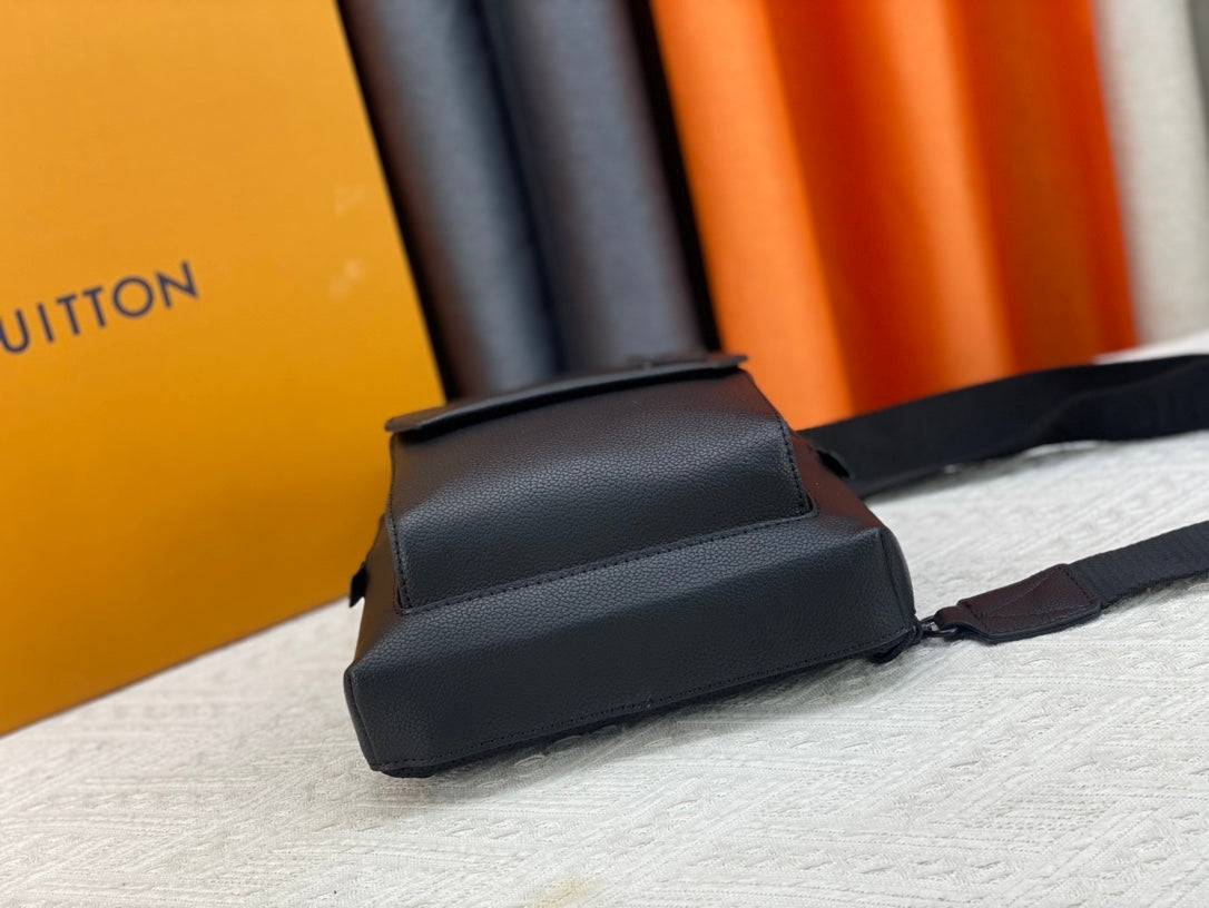 Louis Vuitton このパイロット ショルダー バッグは、クラシックなテイクオフ バックパックのデザインを参考にしています M23736 M23765